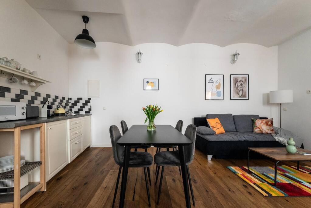 דירות וינה Neat 1Br Duplex By Metro And Center By Hm מראה חיצוני תמונה